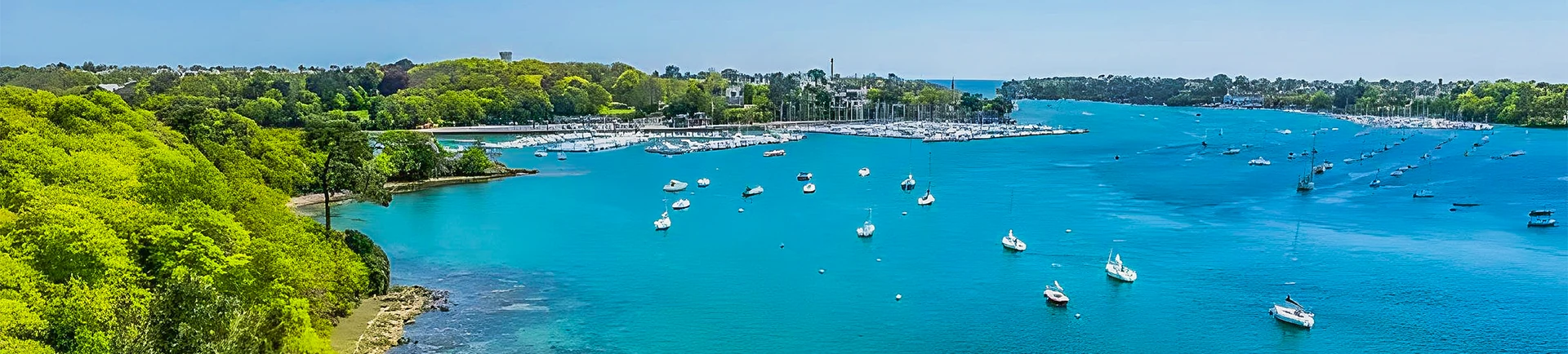 L’embouchure de l’Odet et le port de plaisance de Bénodet vus depuis la corniche