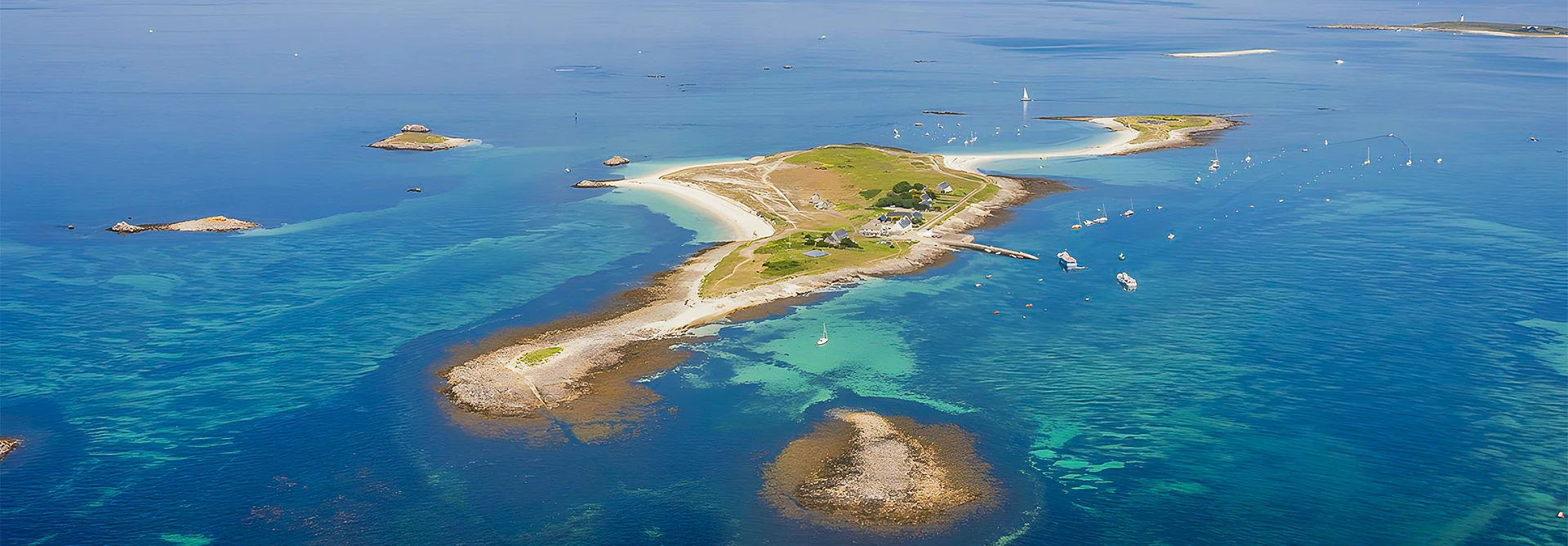 Vue aérienne de l'archipel des Glénan - lagon et îles
