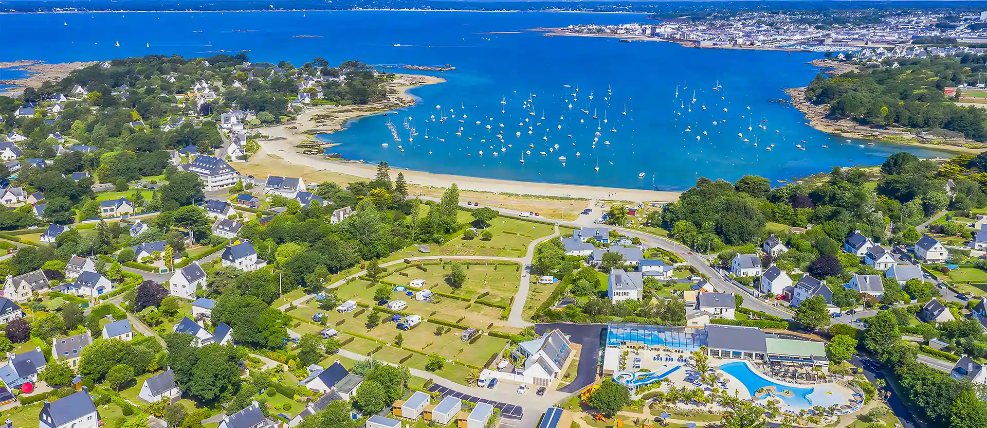 La presqu’île du Cabellou vue du ciel, ses villas sous les pins et la plage de la Belle Étoile, à Concarneau