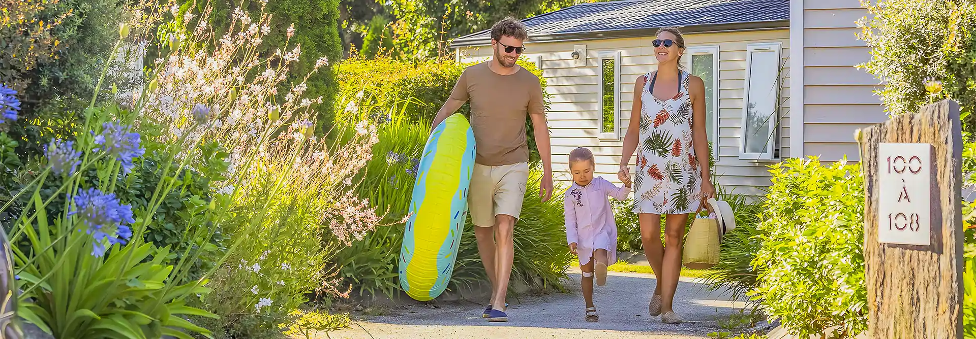 Famille en vacances au camping Le Cabellou Plage à Concarneau, entre les mobil-homes